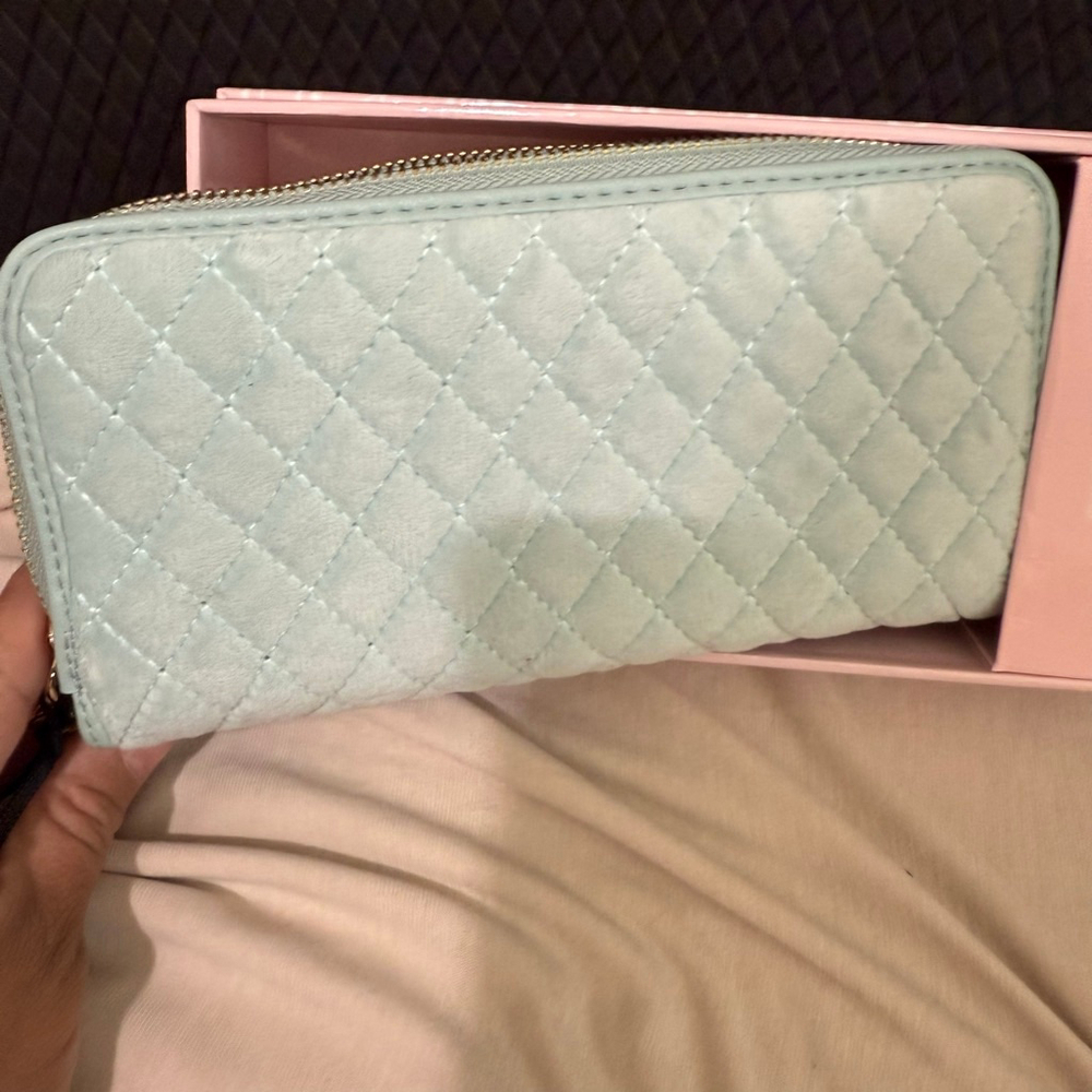 Women's Juicy Couture One Size Light Blue Quilted Bow Zip Wallet - Picture 5 of 7
